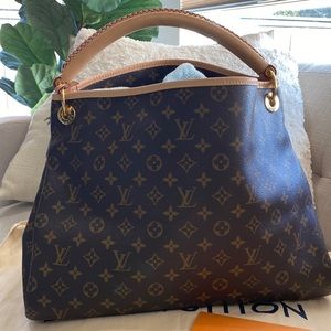 New model LV artsy. With receipt from 2020.